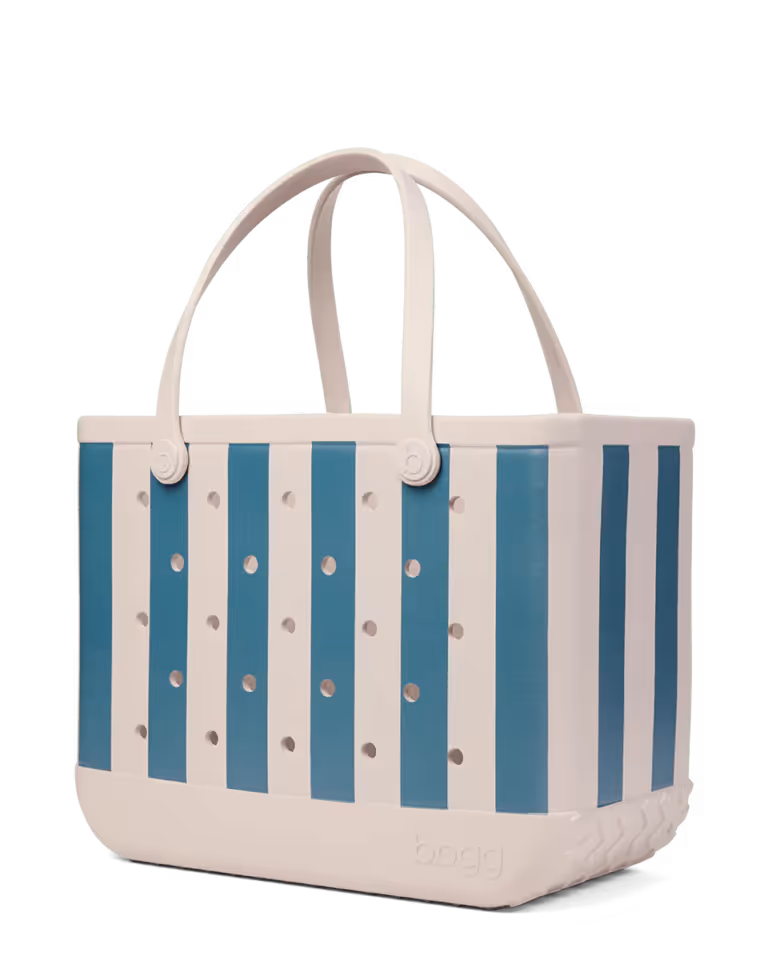 Free Beach Bag Deal: Win Cottage Book + 2 Extras!