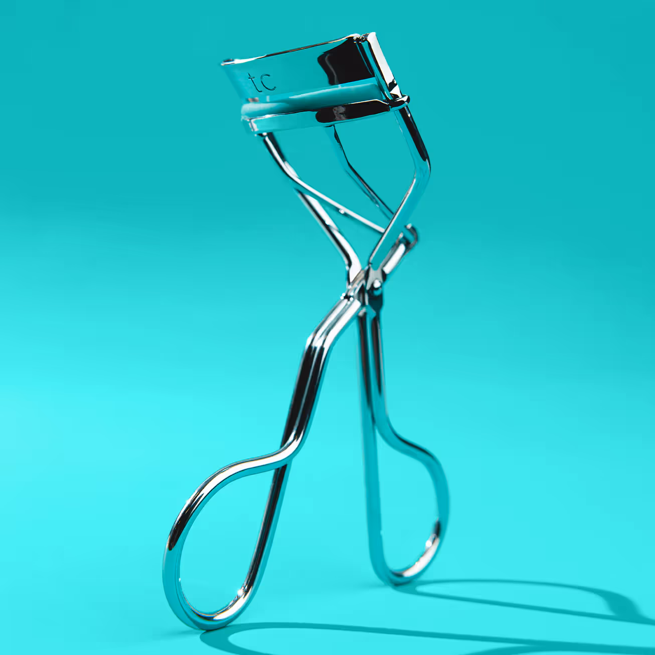 Free Eyelash Curler: Claim Your Amazing Sample Now!